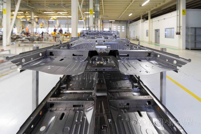 汽车特写镜头的细节焊接汽车的工艺工厂的现代汽车装配车身自动制造